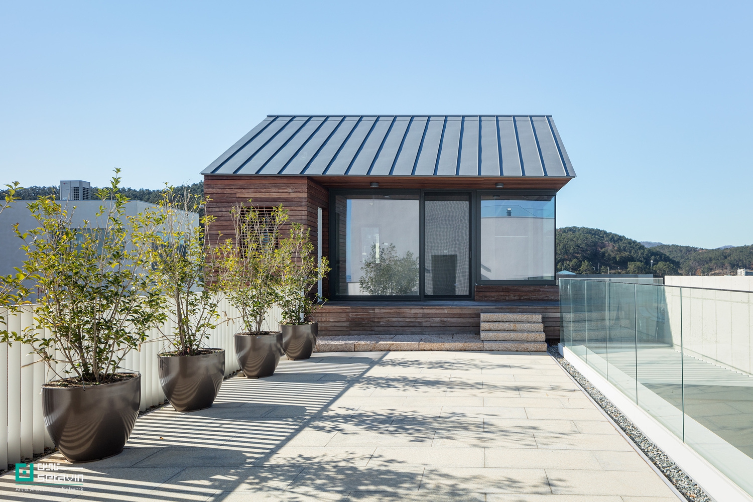 پروژه Wind Fence 2 در بوسان، اثر Hyunjoon Yoo + Partners، گسترش یک سازه ساحلی است که با الهام از باد و موج، ترکیبی از کاربری تجاری و مسکونی را ارائه میدهد.