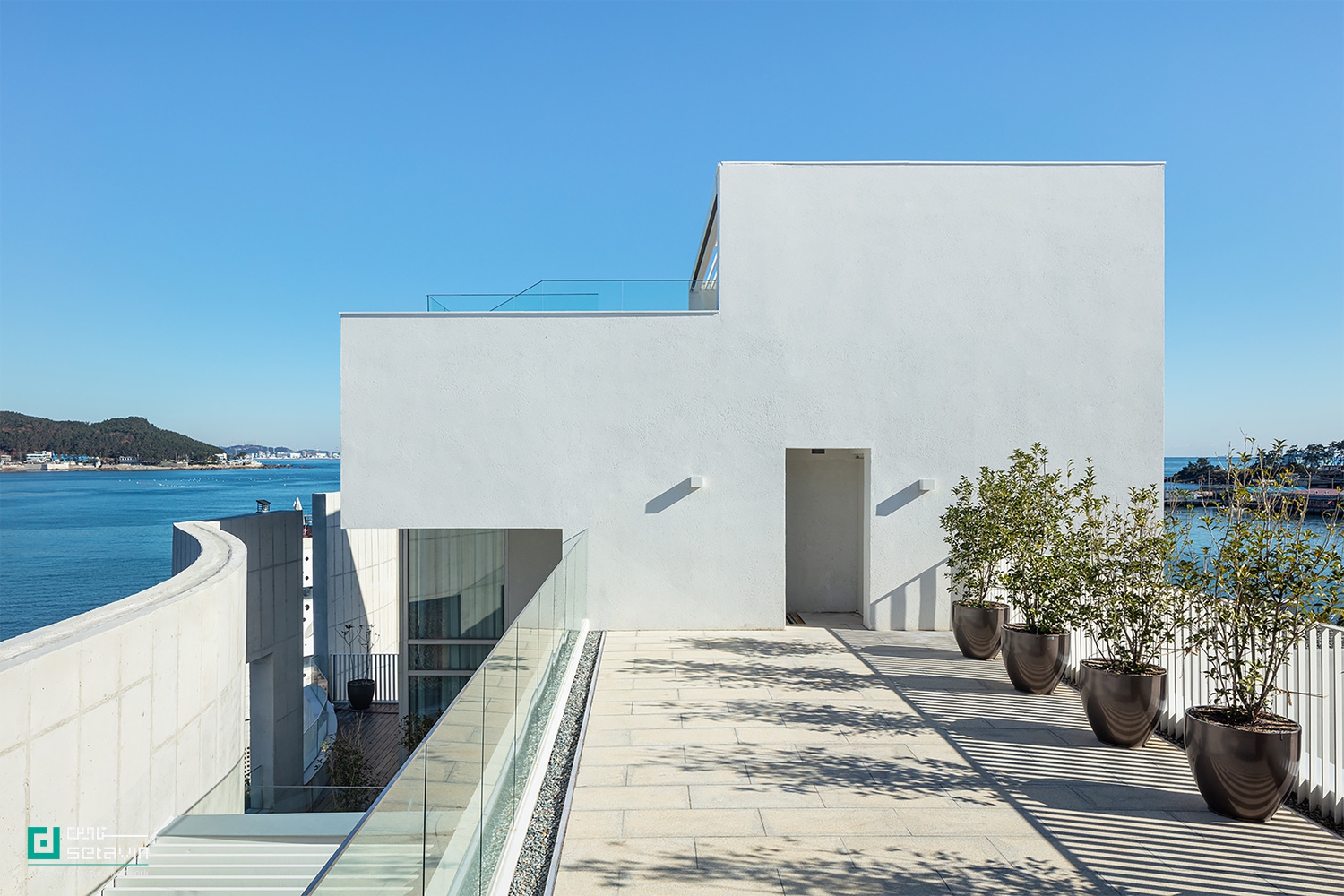 پروژه Wind Fence 2 در بوسان، اثر Hyunjoon Yoo + Partners، گسترش یک سازه ساحلی است که با الهام از باد و موج، ترکیبی از کاربری تجاری و مسکونی را ارائه میدهد.
