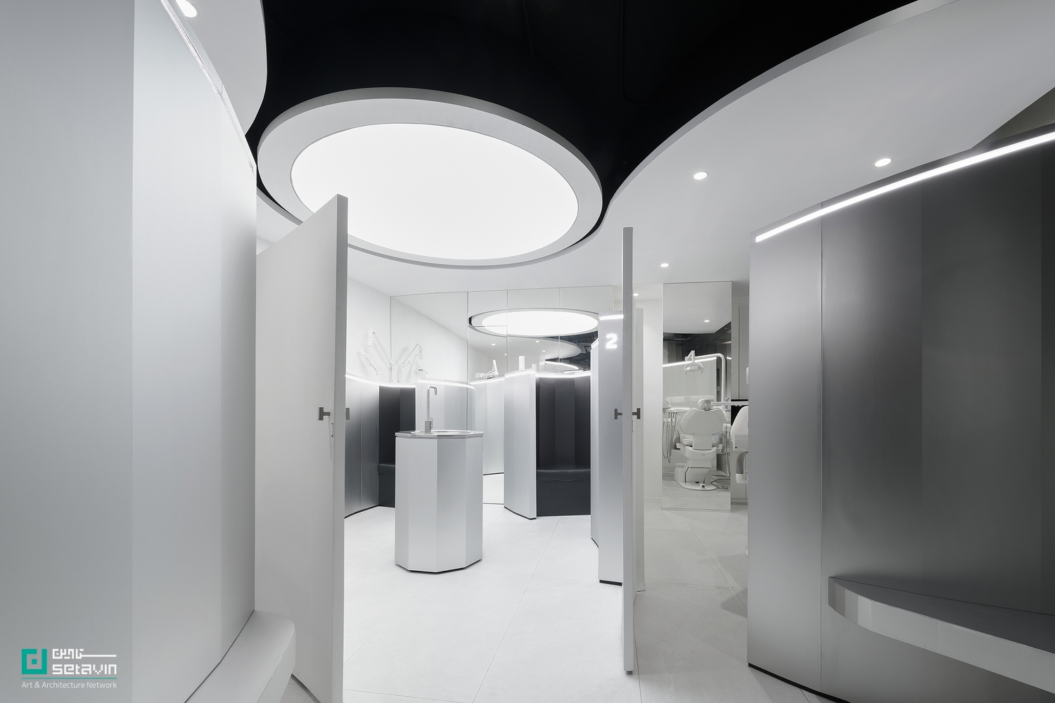کلینیک Resmile Dental Wellness در بانکوک، طراحی space+craft؛ بازتعریف معماری درمانی در ۳۷ مترمربع با رویکرد بیومورفیک و کاهش اضطراب فضایی.