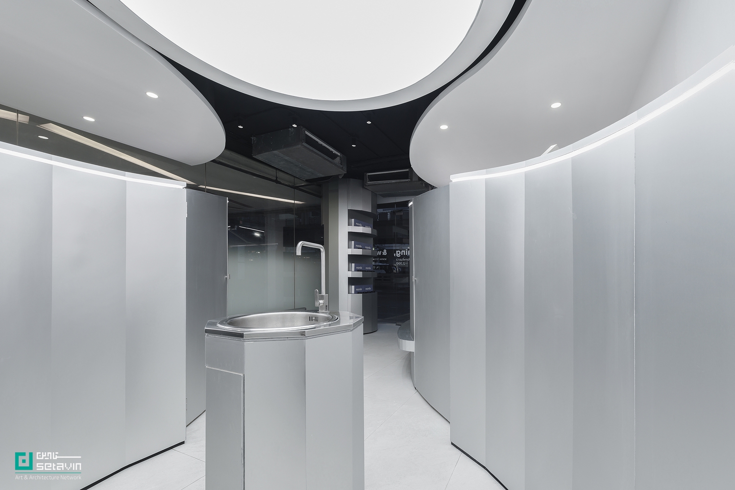 کلینیک Resmile Dental Wellness در بانکوک، طراحی space+craft؛ بازتعریف معماری درمانی در ۳۷ مترمربع با رویکرد بیومورفیک و کاهش اضطراب فضایی.