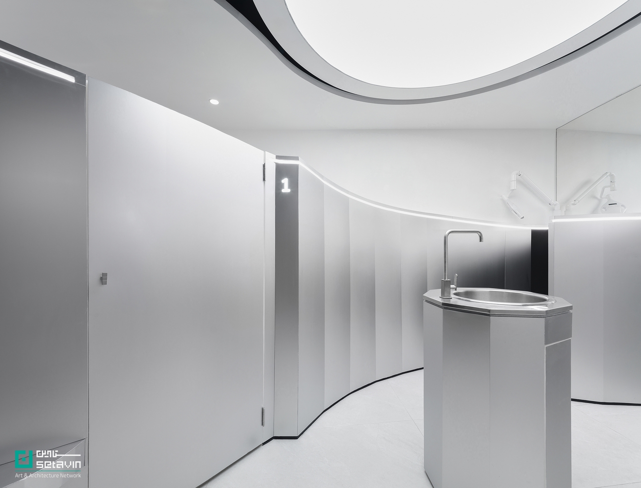 کلینیک Resmile Dental Wellness در بانکوک، طراحی space+craft؛ بازتعریف معماری درمانی در ۳۷ مترمربع با رویکرد بیومورفیک و کاهش اضطراب فضایی.