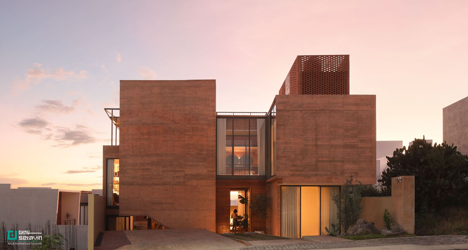 Casa Juriquilla اثر Estudio Mero در مکزیک؛ خانهای با مفهوم پاسیو، دیوارهای سفالی، تهویه طبیعی و سیستمهای پایدار برای زیستی هماهنگ با طبیعت.