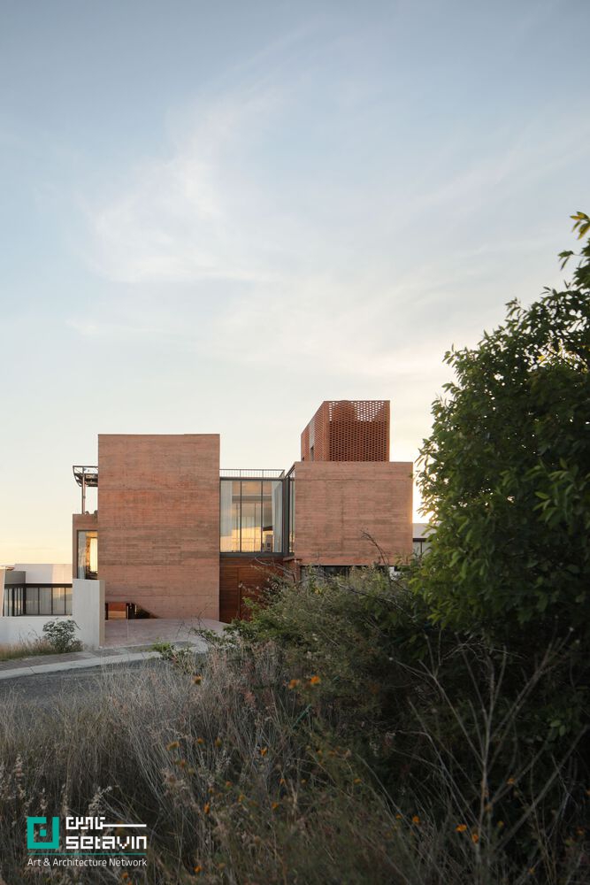 Casa Juriquilla اثر Estudio Mero در مکزیک؛ خانهای با مفهوم پاسیو، دیوارهای سفالی، تهویه طبیعی و سیستمهای پایدار برای زیستی هماهنگ با طبیعت.