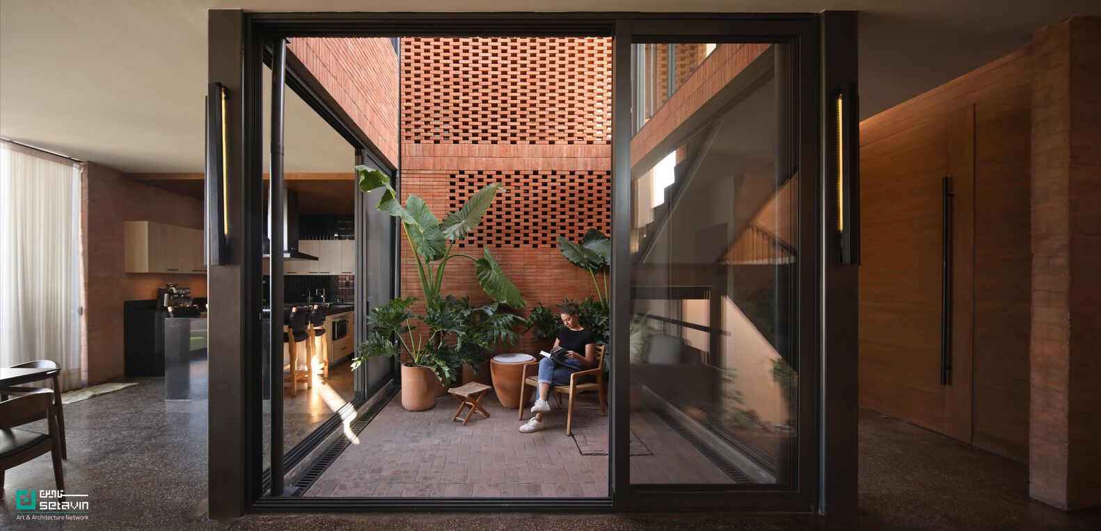 Casa Juriquilla اثر Estudio Mero در مکزیک؛ خانهای با مفهوم پاسیو، دیوارهای سفالی، تهویه طبیعی و سیستمهای پایدار برای زیستی هماهنگ با طبیعت.