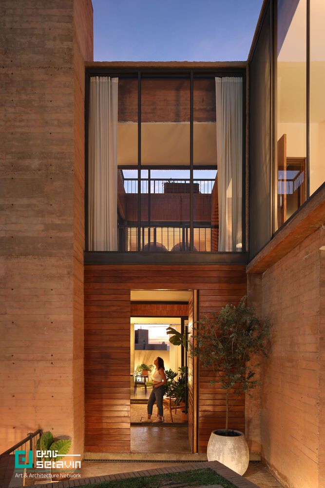 Casa Juriquilla اثر Estudio Mero در مکزیک؛ خانهای با مفهوم پاسیو، دیوارهای سفالی، تهویه طبیعی و سیستمهای پایدار برای زیستی هماهنگ با طبیعت.