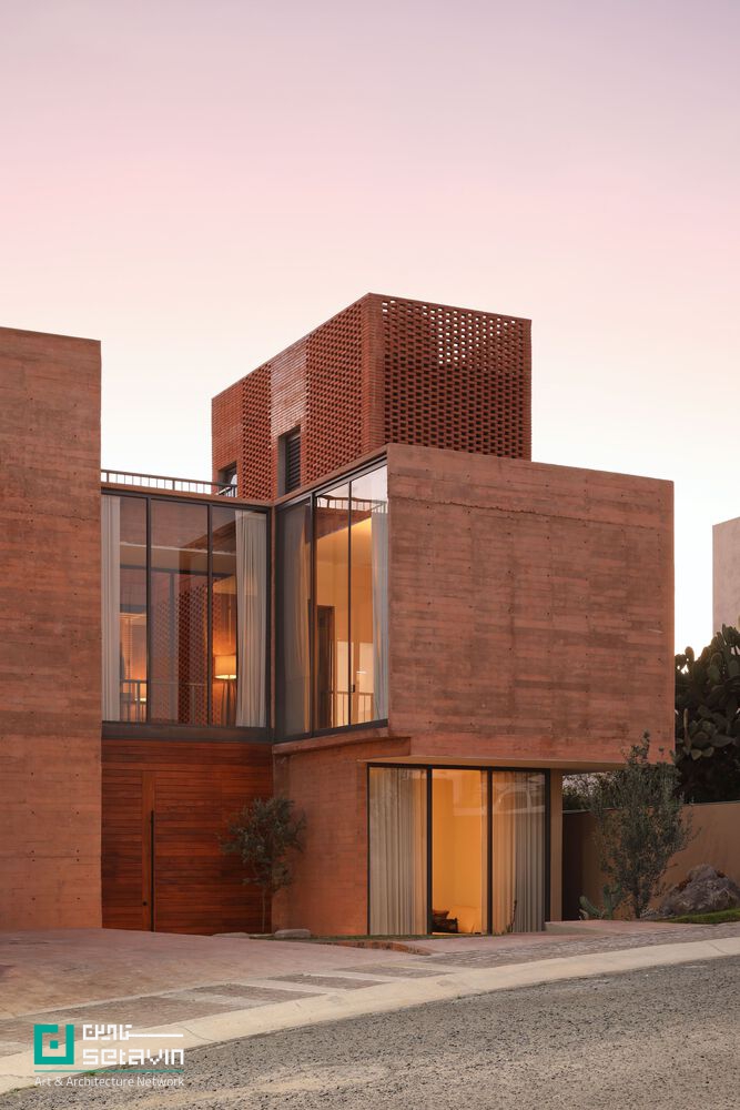 Casa Juriquilla اثر Estudio Mero در مکزیک؛ خانهای با مفهوم پاسیو، دیوارهای سفالی، تهویه طبیعی و سیستمهای پایدار برای زیستی هماهنگ با طبیعت.