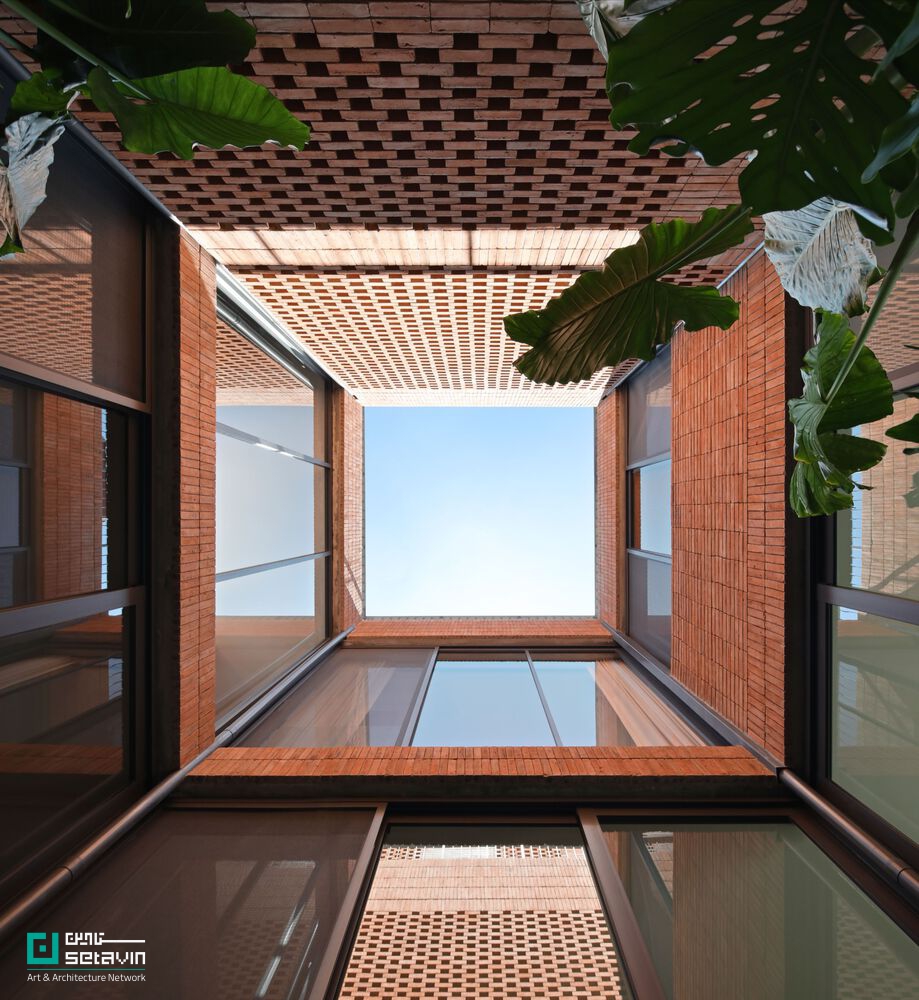 Casa Juriquilla اثر Estudio Mero در مکزیک؛ خانهای با مفهوم پاسیو، دیوارهای سفالی، تهویه طبیعی و سیستمهای پایدار برای زیستی هماهنگ با طبیعت.