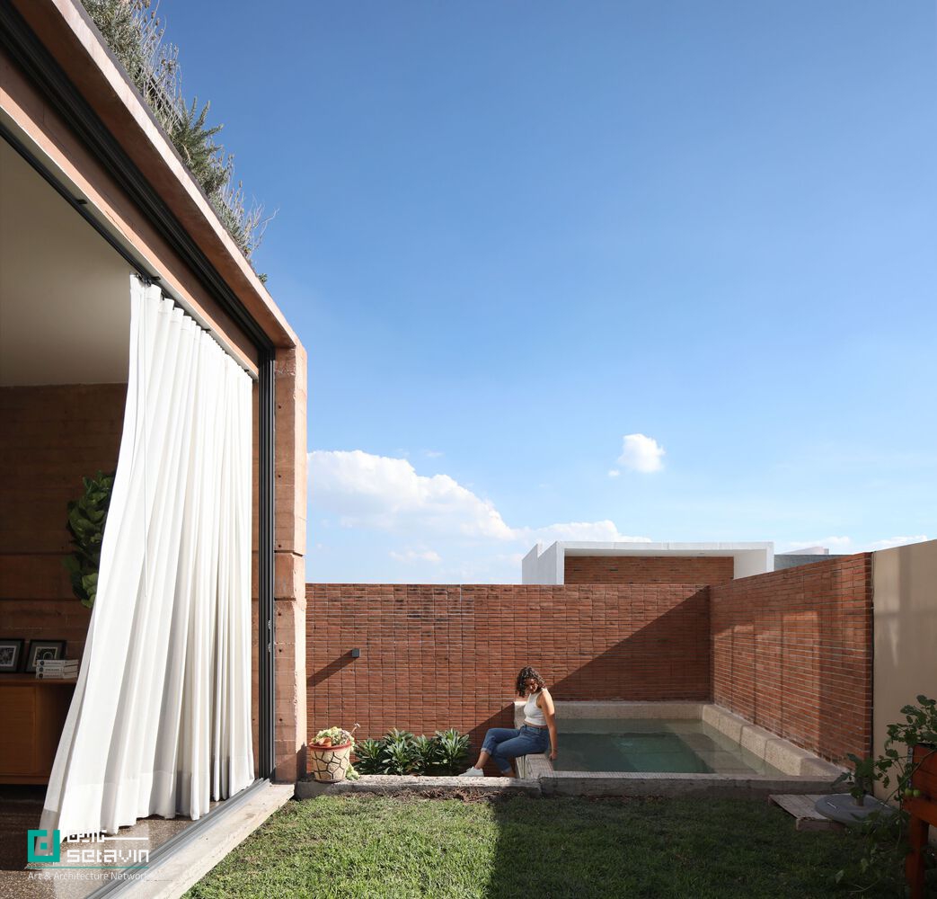 Casa Juriquilla اثر Estudio Mero در مکزیک؛ خانهای با مفهوم پاسیو، دیوارهای سفالی، تهویه طبیعی و سیستمهای پایدار برای زیستی هماهنگ با طبیعت.
