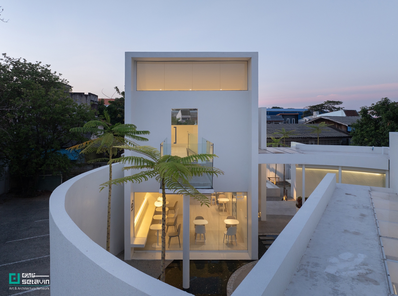 کافه On Cloud9 HDY در هات یای تایلند، طراحی Sitti Architects؛ معماری مینیمال با فرم دایرهای، خطوط منحنی و ارتباط مستقیم با طبیعت.
