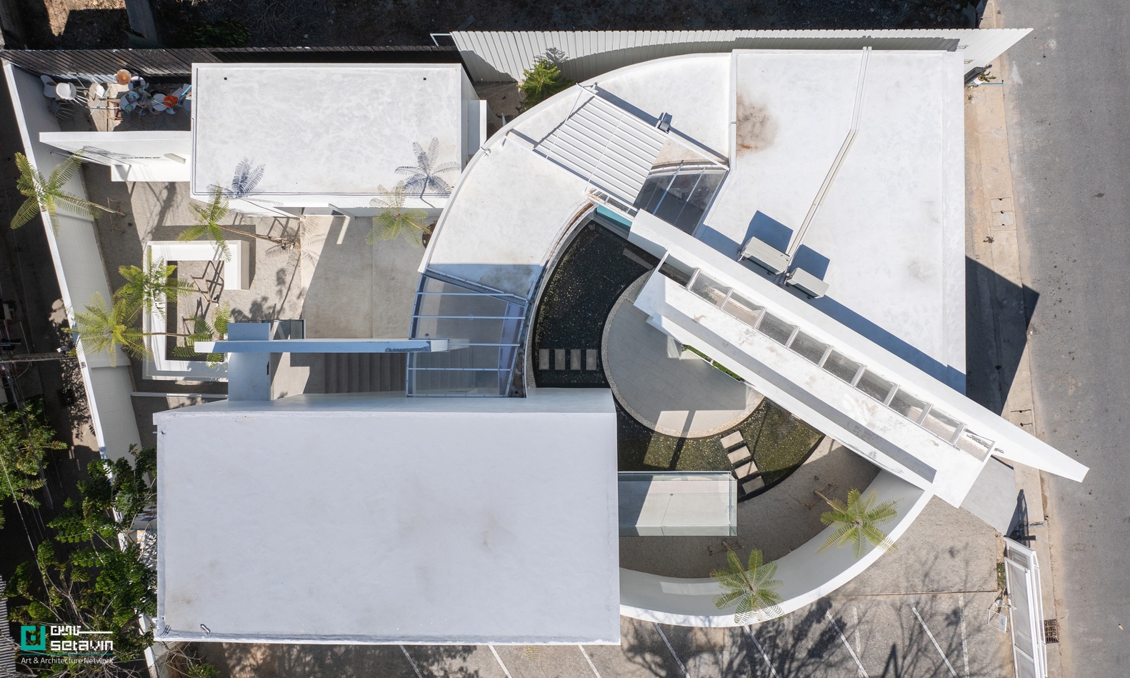 کافه On Cloud9 HDY در هات یای تایلند، طراحی Sitti Architects؛ معماری مینیمال با فرم دایرهای، خطوط منحنی و ارتباط مستقیم با طبیعت.