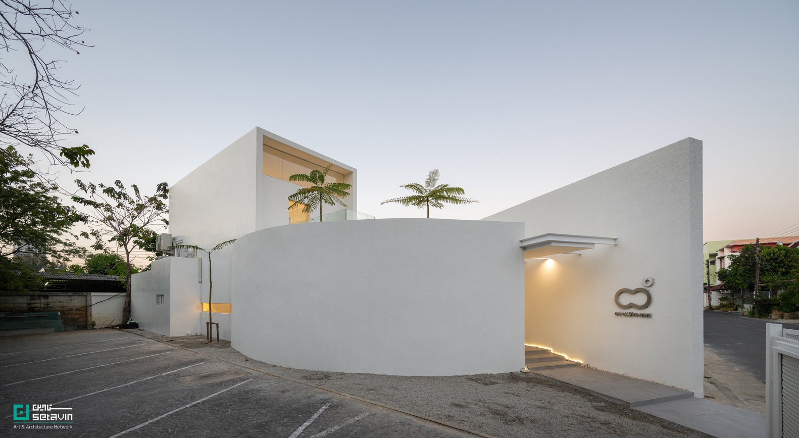 کافه On Cloud9 HDY در هات یای تایلند، طراحی Sitti Architects؛ معماری مینیمال با فرم دایرهای، خطوط منحنی و ارتباط مستقیم با طبیعت.
