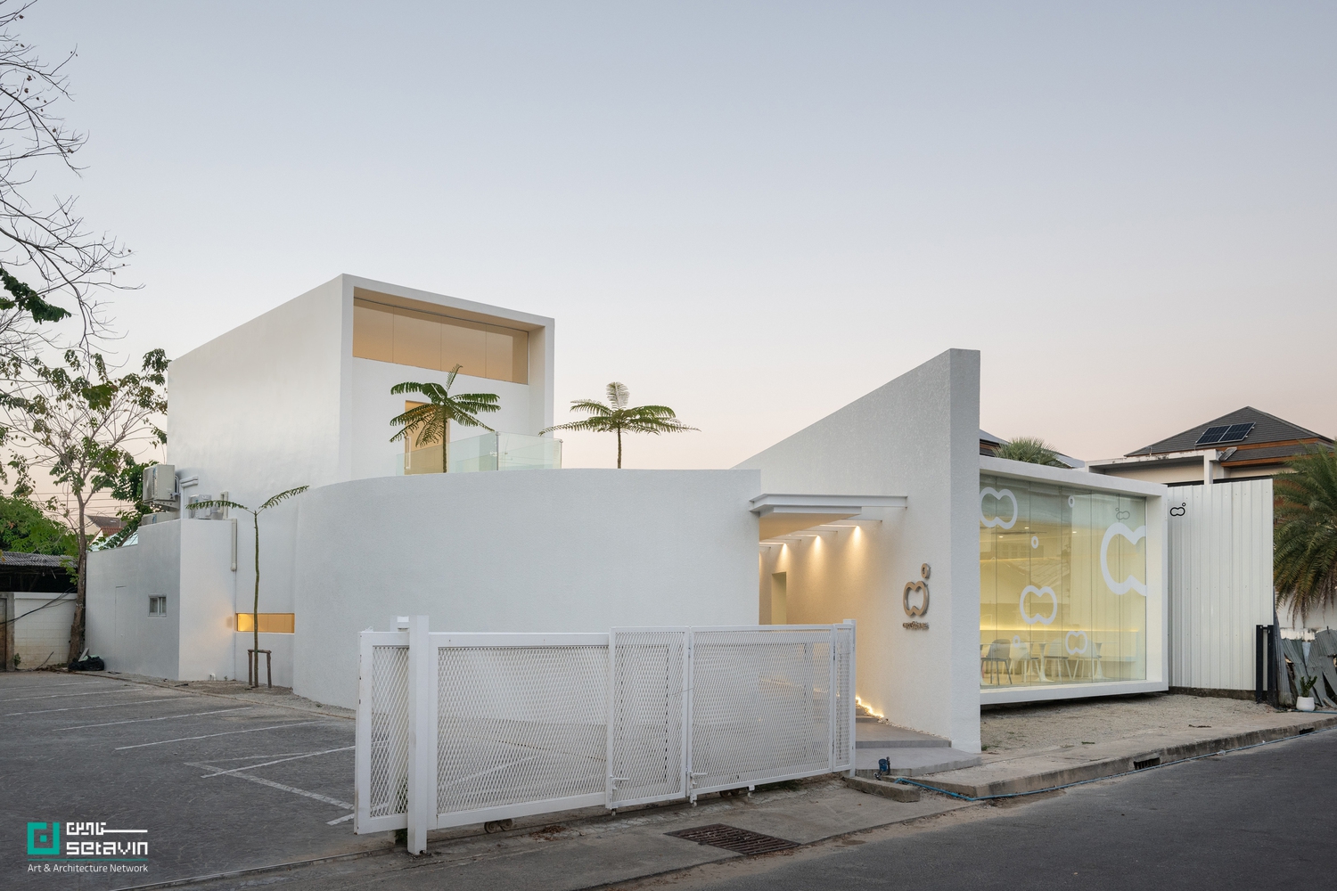 کافه On Cloud9 HDY در هات یای تایلند، طراحی Sitti Architects؛ معماری مینیمال با فرم دایرهای، خطوط منحنی و ارتباط مستقیم با طبیعت.