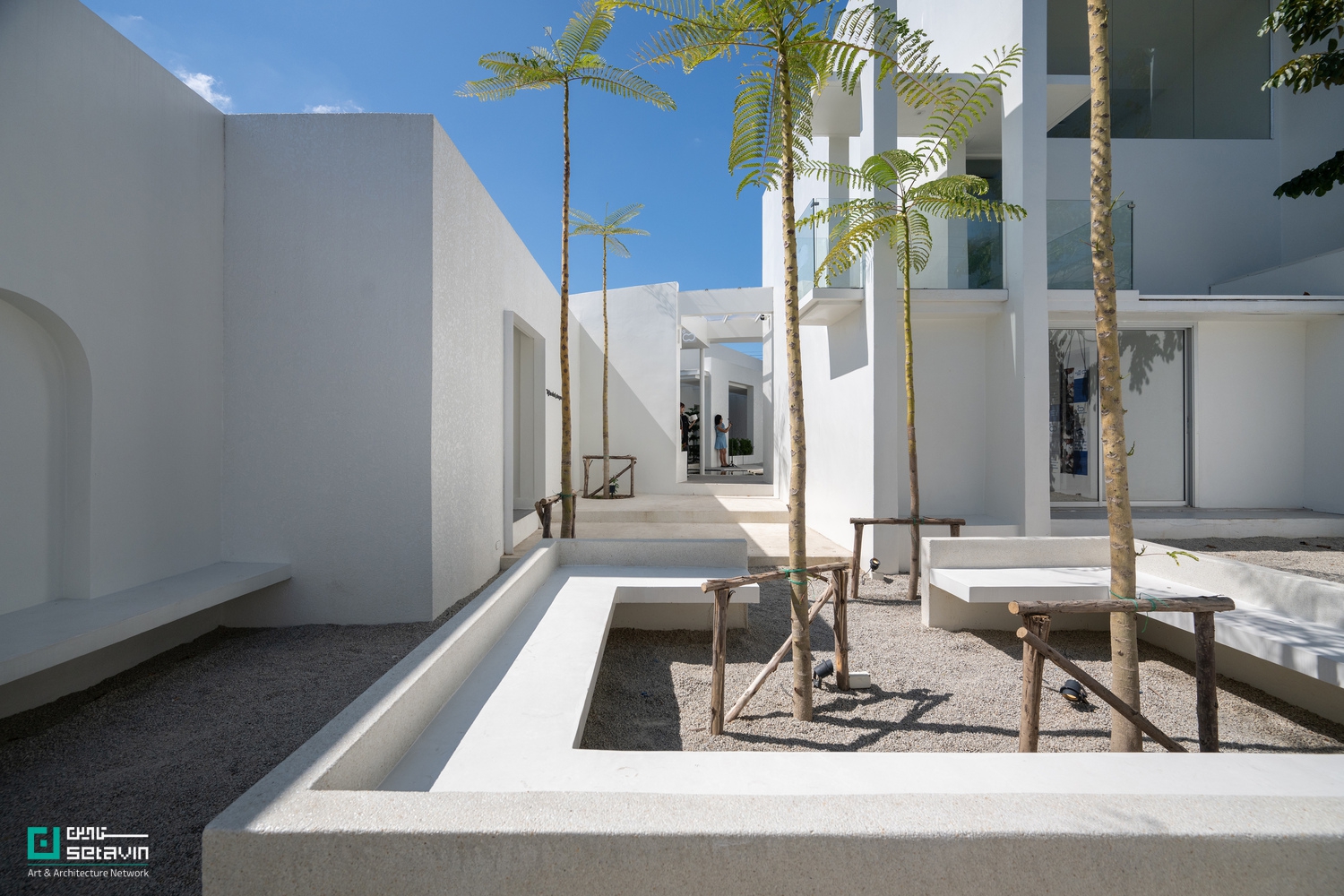 کافه On Cloud9 HDY در هات یای تایلند، طراحی Sitti Architects؛ معماری مینیمال با فرم دایرهای، خطوط منحنی و ارتباط مستقیم با طبیعت.