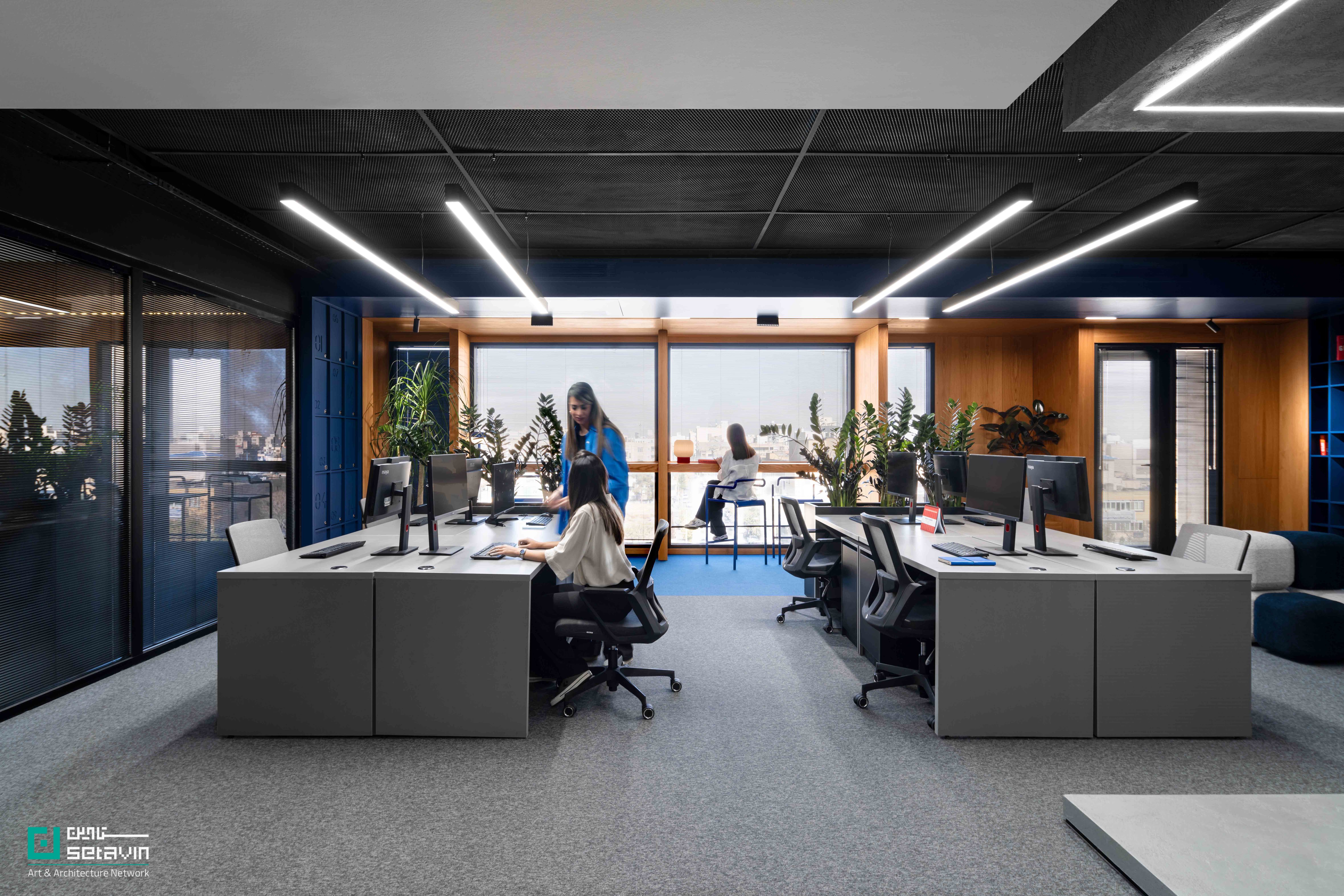 پروژه Prime Office، فضای اداری ۳۰۰ متری با رویکرد حذف مرزهای غیرضروری، افزایش نور طبیعی و تقویت ارتباطات بصری در معماری داخلی.