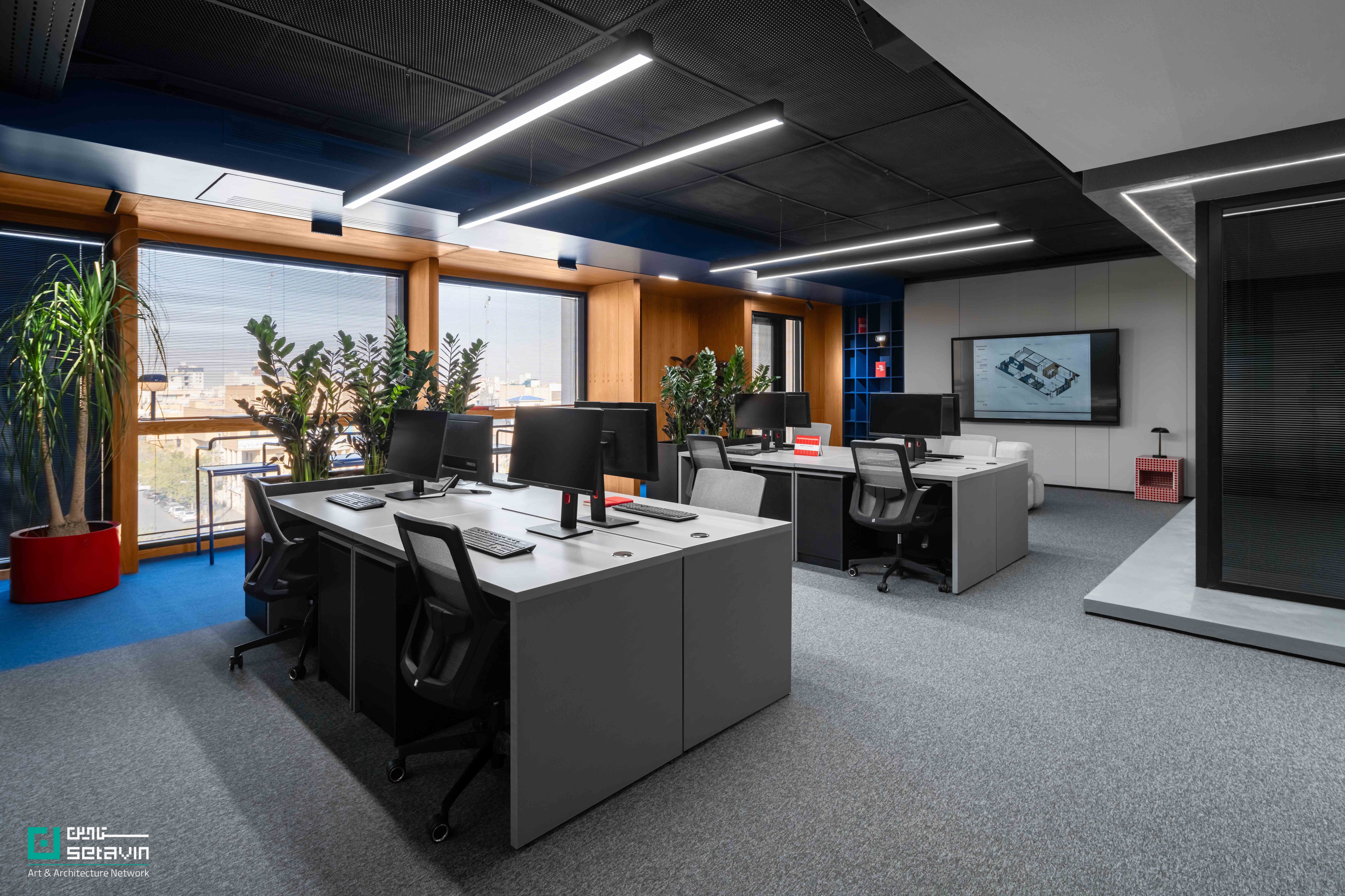 پروژه Prime Office، فضای اداری ۳۰۰ متری با رویکرد حذف مرزهای غیرضروری، افزایش نور طبیعی و تقویت ارتباطات بصری در معماری داخلی.