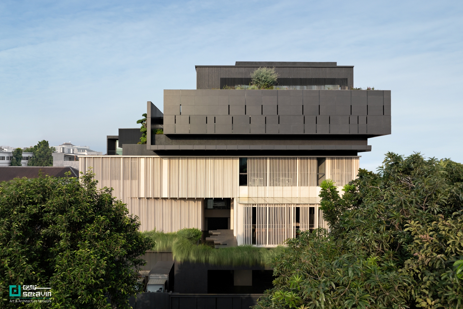 دفتر CMM (H)Office اثر Gets Architects در تبت اندونزی، با تلفیق دفتر کار، انبار و سکونت، الگویی منعطف از معماری چندمنظوره و طبیعتگرا ارائه میدهد.