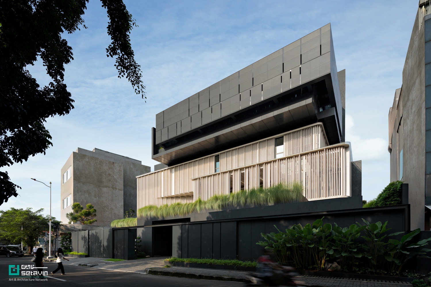 دفتر CMM (H)Office اثر Gets Architects در تبت اندونزی، با تلفیق دفتر کار، انبار و سکونت، الگویی منعطف از معماری چندمنظوره و طبیعتگرا ارائه میدهد.
