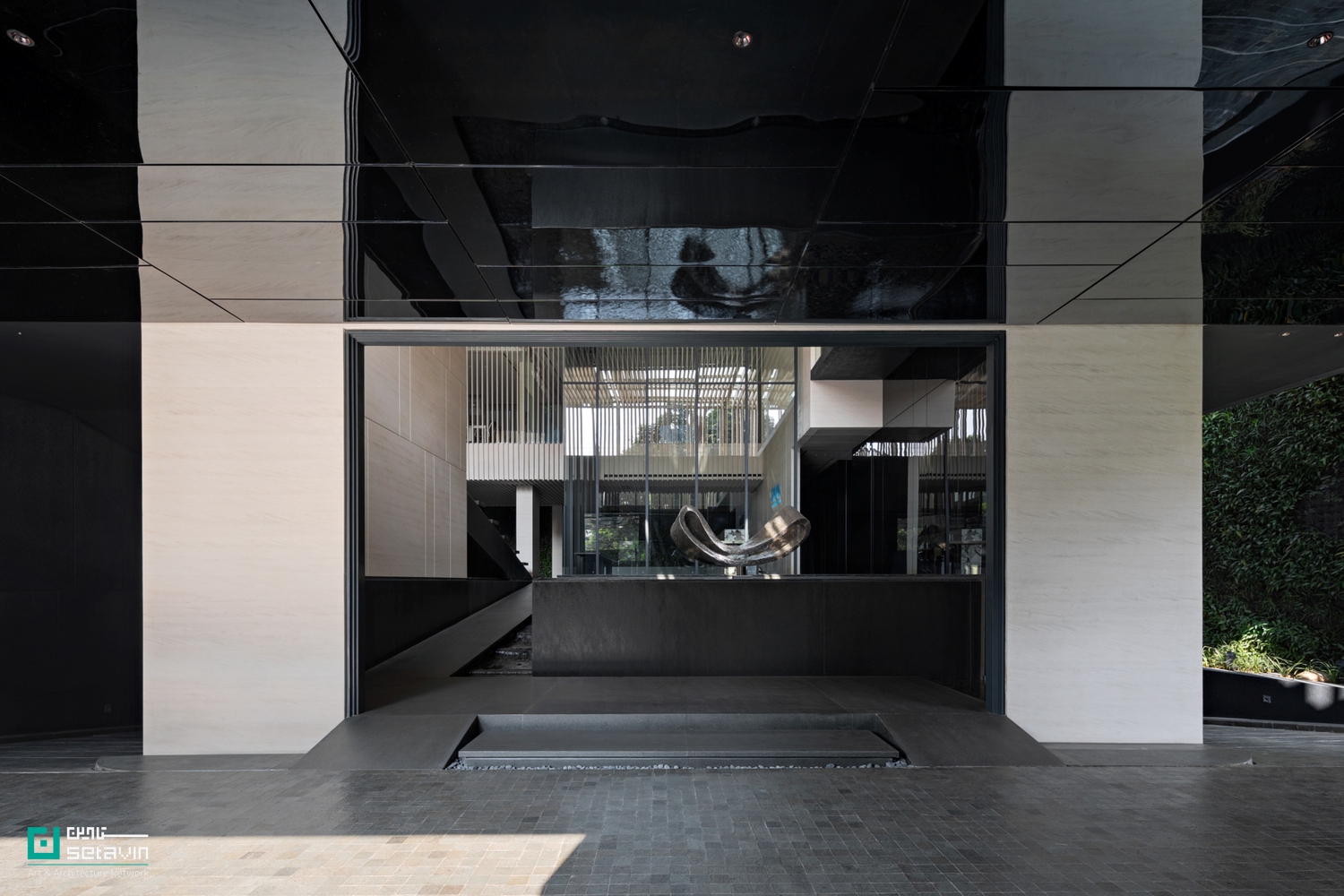 دفتر CMM (H)Office اثر Gets Architects در تبت اندونزی، با تلفیق دفتر کار، انبار و سکونت، الگویی منعطف از معماری چندمنظوره و طبیعتگرا ارائه میدهد.