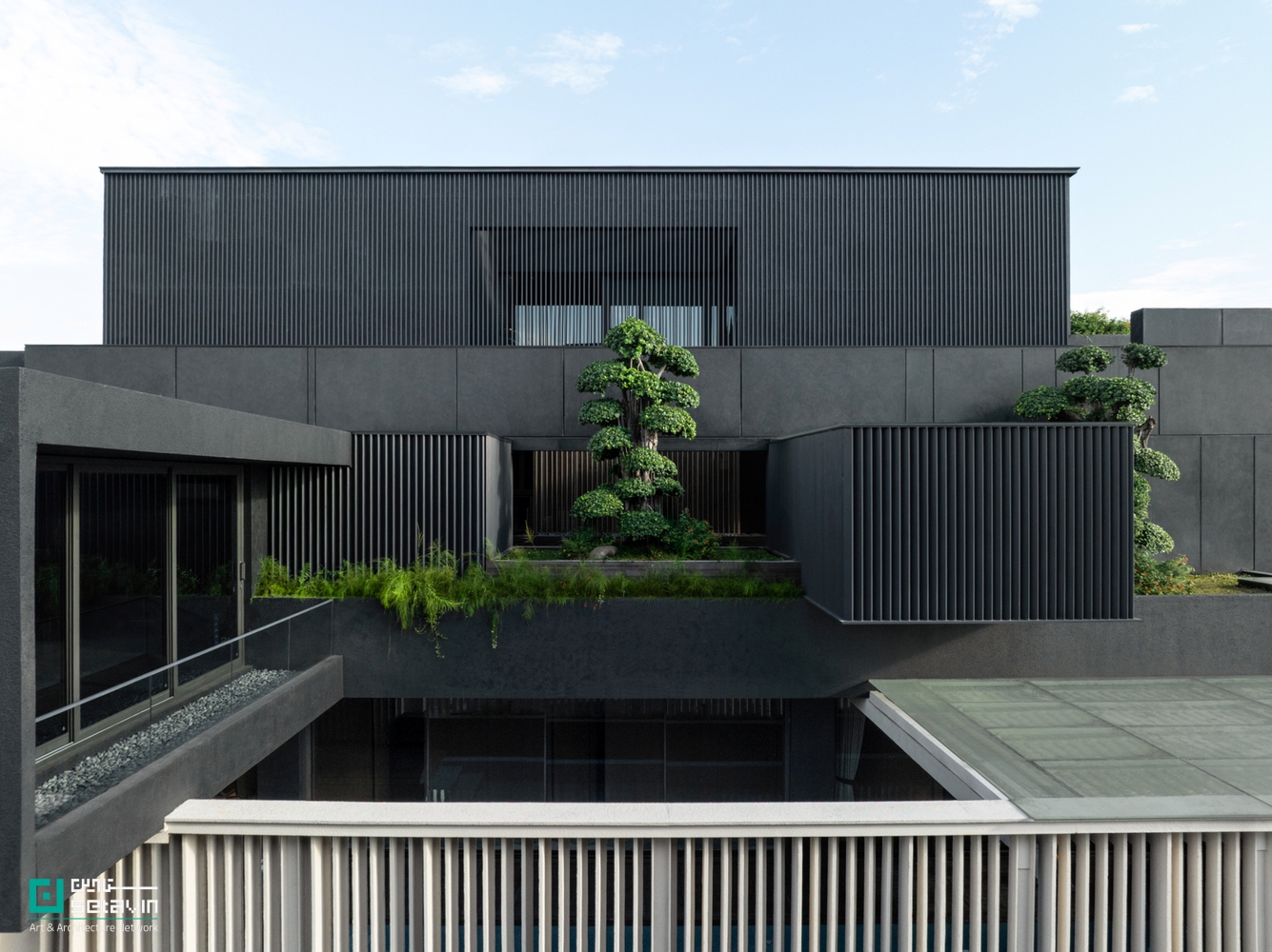 دفتر CMM (H)Office اثر Gets Architects در تبت اندونزی، با تلفیق دفتر کار، انبار و سکونت، الگویی منعطف از معماری چندمنظوره و طبیعتگرا ارائه میدهد.