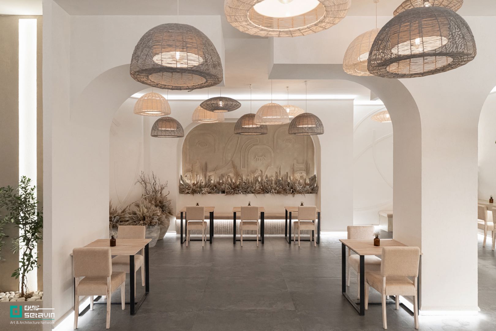 کافه دوسولی، کافه دوسولی مشهد، Dosoli Cafe، Dosoli Cafe Mashhad، گروه معماری سام، Sam Architecture Group، سام رفیعنژاد، Sam Rafieinejad، طراحی داخلی کافه، طراحی کافه رستوران، معماری داخلی مشهد، کافه رستوران مشهد، میکروسمنت، آجر در معماری داخلی، معماری معاصر ایران، طراحی داخلی تجاری، پروژه معماری مشهد