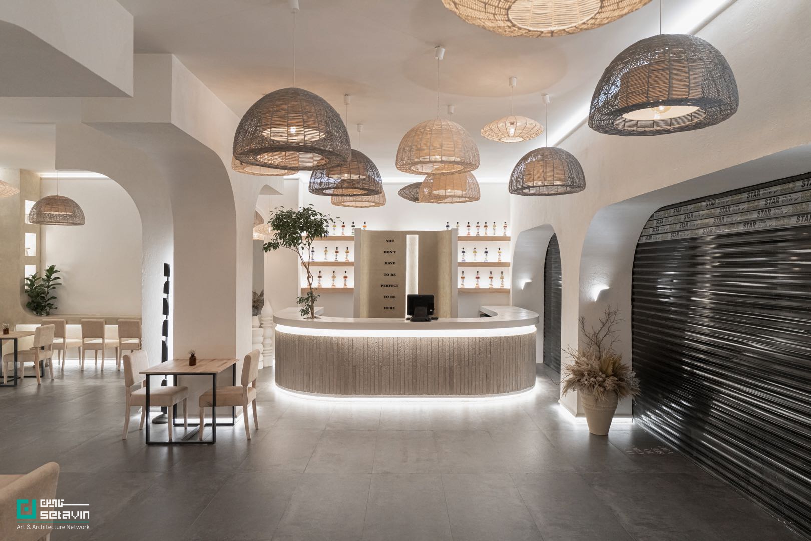کافه دوسولی، کافه دوسولی مشهد، Dosoli Cafe، Dosoli Cafe Mashhad، گروه معماری سام، Sam Architecture Group، سام رفیعنژاد، Sam Rafieinejad، طراحی داخلی کافه، طراحی کافه رستوران، معماری داخلی مشهد، کافه رستوران مشهد، میکروسمنت، آجر در معماری داخلی، معماری معاصر ایران، طراحی داخلی تجاری، پروژه معماری مشهد