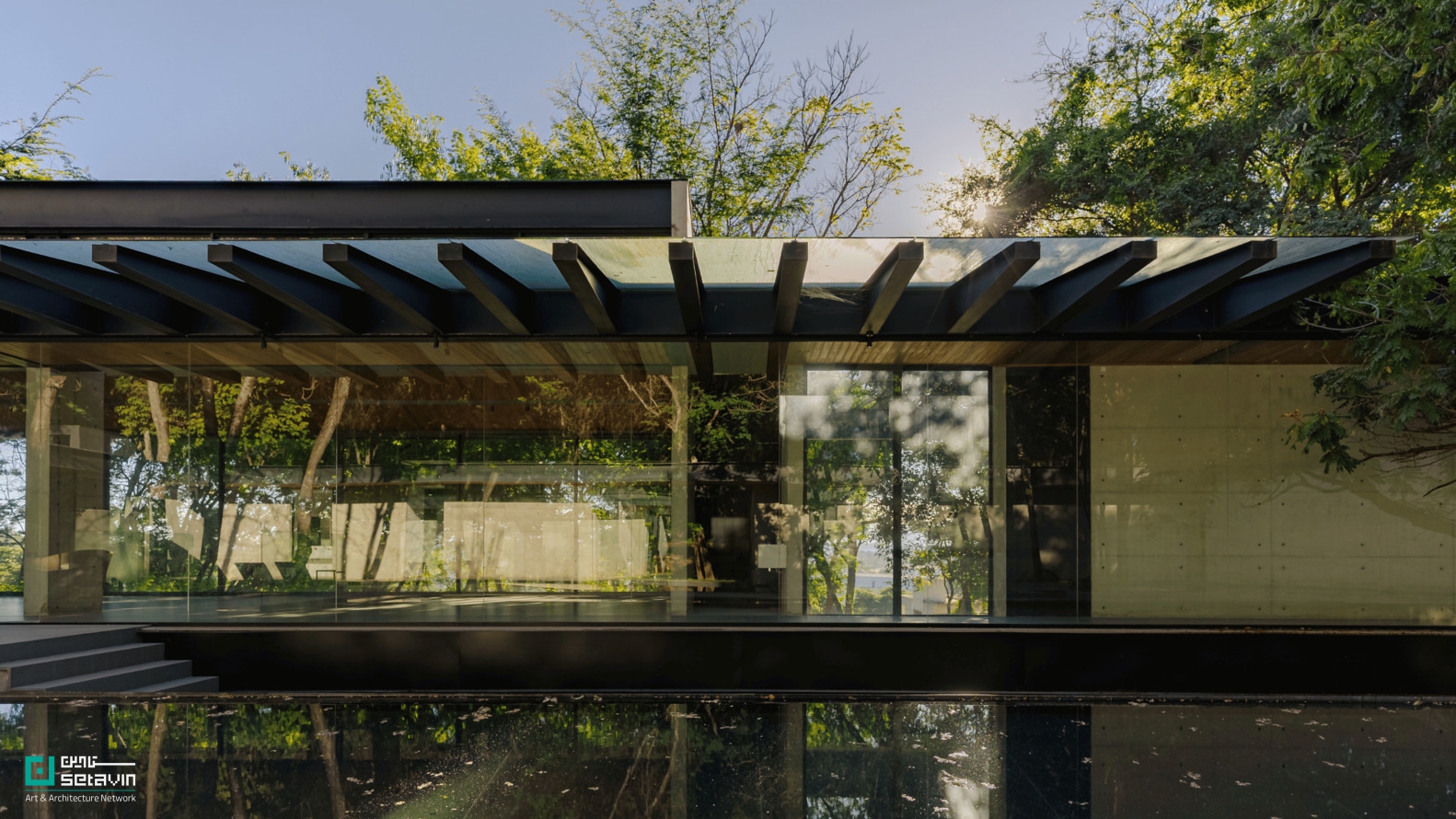 خانه آدنتِرو (Adentro House) در برزیل اثر دفتر معماری TETRO؛ سازمانی افقی و مدرن با حفظ کامل درختان کهن و تاکید بر پویایی فضاهای پر و خالی.