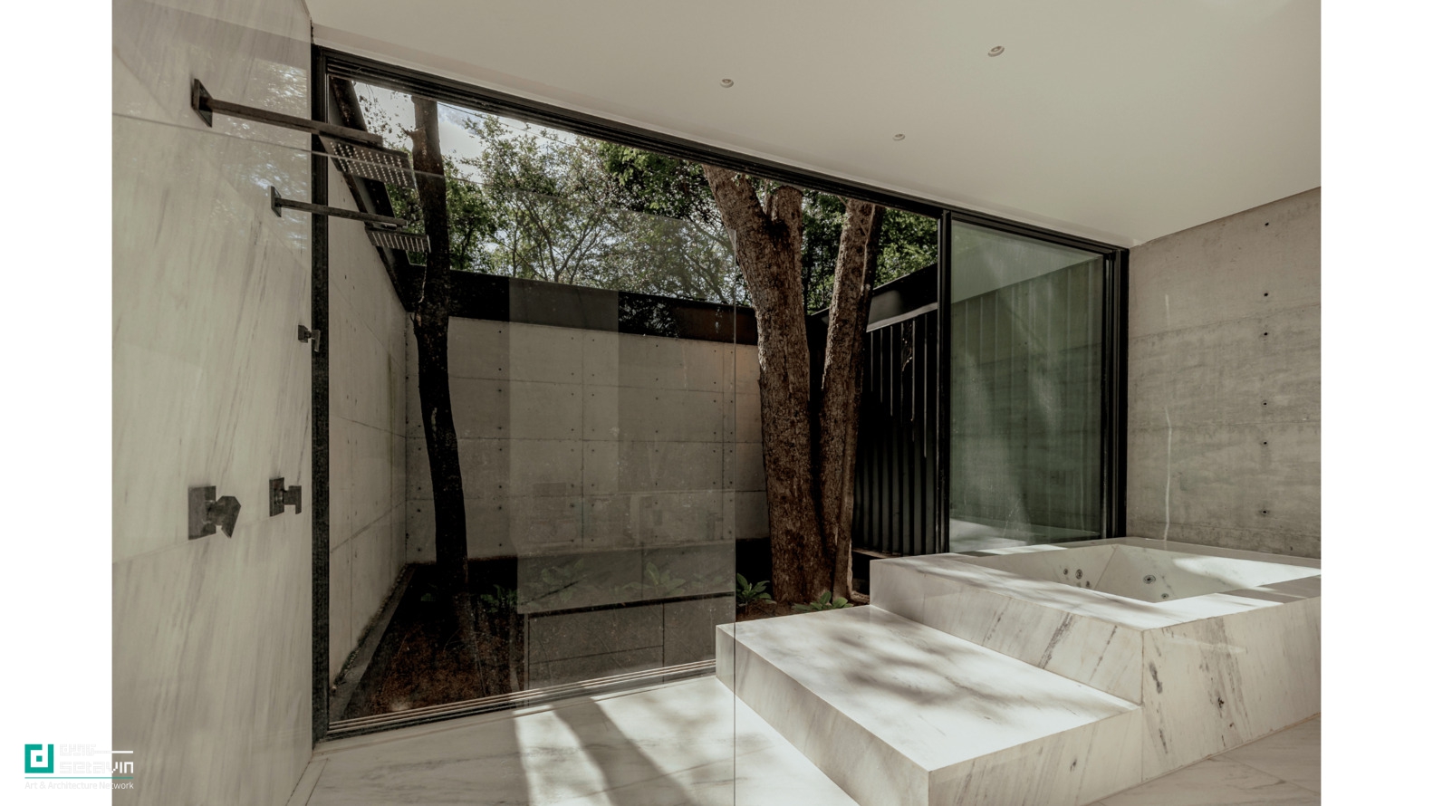 خانه آدنتِرو (Adentro House) در برزیل اثر دفتر معماری TETRO؛ سازمانی افقی و مدرن با حفظ کامل درختان کهن و تاکید بر پویایی فضاهای پر و خالی.