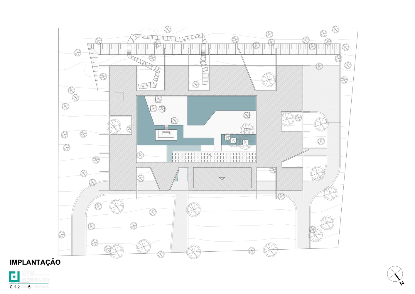 خانه آدنتِرو (Adentro House) در برزیل اثر دفتر معماری TETRO؛ سازمانی افقی و مدرن با حفظ کامل درختان کهن و تاکید بر پویایی فضاهای پر و خالی.