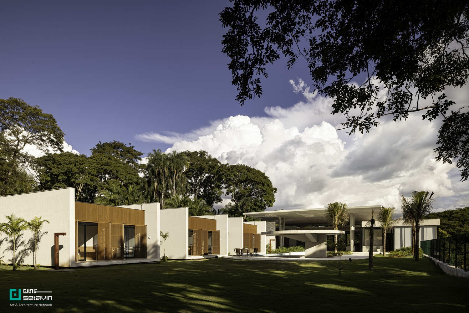 طراحی خانه اسپاتودیاس در برزیل اثر لئو رومانو؛ بررسی همنشینی سقف بتنی معلق، سازه V شکل و شفافیت مدرن در همگامی با طبیعت در شبکه هنر و معماری ستاوین.