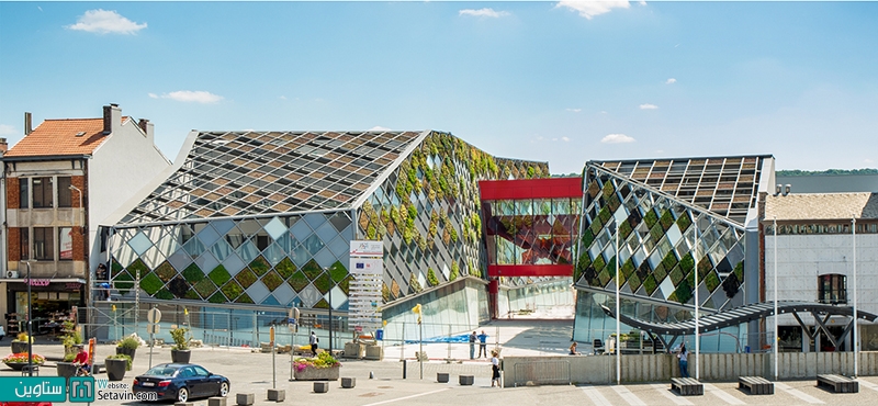 نمای تالار شهر بلژیک ،از مربع های سبز جسته و گریخته پوشیده شده است.Frederic Haesevoets ،طراحی این پروژه را برعهده داشته