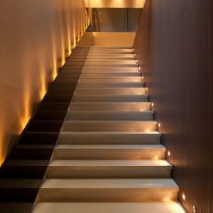 عکس - ترفندهایی برای نورپردازی پلکان های داخلی