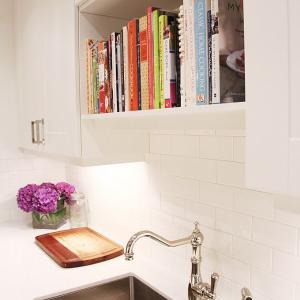عکس - ایده هایی برای طراحی کتابخانه ای کوچک در آشپزخانه