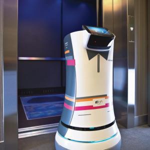 عکس - ارائه خدمات در هتلی در کالیفرنیا توسط یک روبات