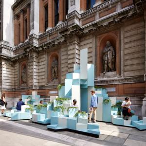 عکس - طراحی مبلمانی شهری درمقابل آکادمی سلطنتی هنر لندن