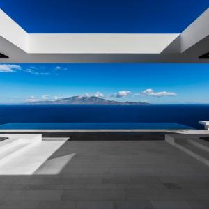 عکس - خانه T اثر olivier dwek مشرف به جزیره زیبای یونانی kefalonia