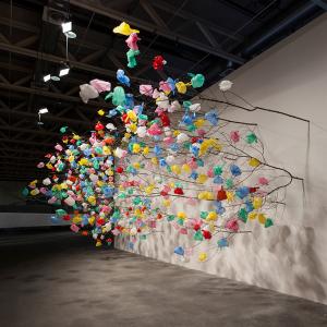 عکس - طرح هنری درختان پلاستیکی در نمایشگاه art basel unlimited 2015 اثر pascale marthine 