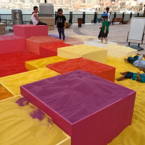 تصویر - اثری هنری با استفاده از 30 تن شن رنگی - معماری