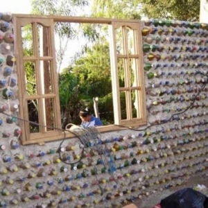 تصویر - خانه ای عجیب که از بطری های پلاستیکی ساخته شده است. - معماری