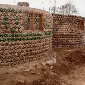 تصویر - خانه ای عجیب که از بطری های پلاستیکی ساخته شده است. - معماری