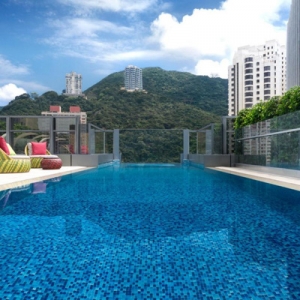 تصویر - استخری معلق بر لبه ساختمان هتلی در هنگ کنگ - معماری