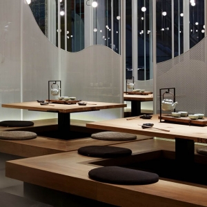 تصویر - رستورانی با صندلیهای معلق و پوشیده از مه - معماری
