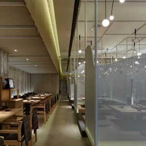 تصویر - رستورانی با صندلیهای معلق و پوشیده از مه - معماری