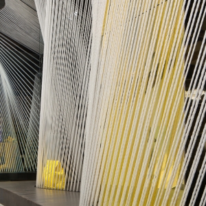 تصویر - کاربرد طناب در طراحی داخلی فروشگاه Yellow Earth ، اثر استودیو طراحی TANDEM ، استرالیا - معماری