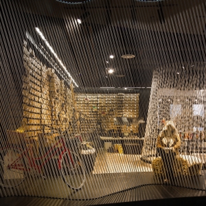 تصویر - کاربرد طناب در طراحی داخلی فروشگاه Yellow Earth ، اثر استودیو طراحی TANDEM ، استرالیا - معماری