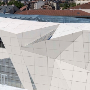 تصویر - سینما Le Cristal و پلازا Michel Crespin ، اثر تیم معماری Linéaire A ،فرانسه - معماری