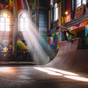 تصویر - تبدیل کلیسای 100 ساله به زمین اسکیت رنگارنگ - معماری