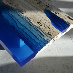 تصویر - میز مرداب،ترکیبی از رزین و سنگ تراورتن برش خورده - معماری