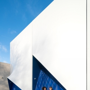 تصویر - طراحی خلاقانه مبلمان شهری بر پوسته نمای ساختمان موقت اتحادیه اروپا ،اثر تیم طراحی DUS Architects، هلند - معماری