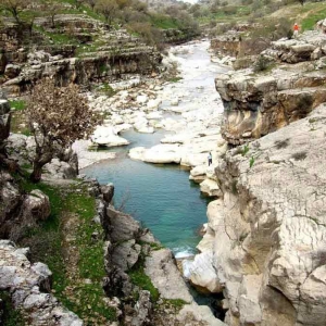 تصویر - جلوه بی بدیل طبیعت در باغ توریستی چشمه بلقیس چرام - معماری