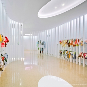 تصویر - طراحی داخلی پایدار فروشگاه پوشاک ، اثر تیم طراحی معماری Esculpir el Aire ، اسپانیا - معماری